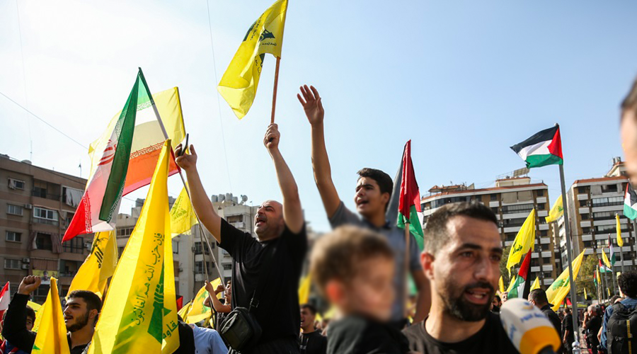 Menge mit Flaggen der Hisbollah und der Islamischen Republik Iran